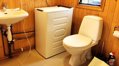 Badezimmer mit Waschmaschine