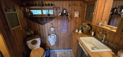 Bathroom with toilet/WC