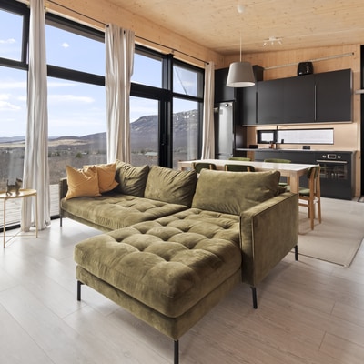 Gemütliches Sofa im Wohnzimmer