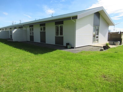 View back of the house and back garden