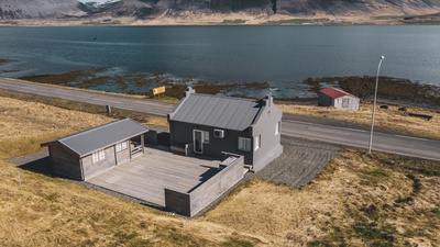 The cottage is situated by the fjord and has a large terrace at the rear