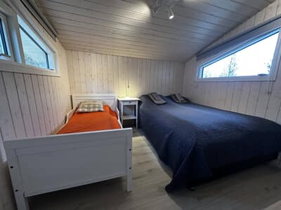 Das Schlafzimmer verfügt über ein Doppelbett (160 x 200 cm) und Einzelbett (80x200)