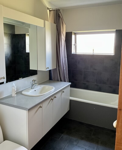 Badezimmer mit Waschbecken, Toilette und Badewanne