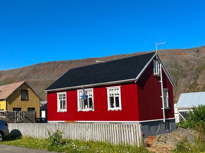 Das Ferienhaus liegt im Dorf Suðureyri in den Westfjorden