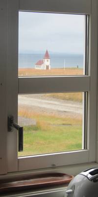 Blick vom Ferienhaus auf die Kirche von Hellnar