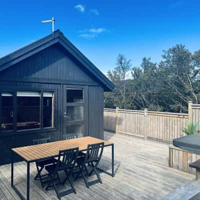 Die Terrasse des Ferienhauses ist großzügig dimensioniert. Der private Hotpot und der Grill stehen zur freien Verfügung