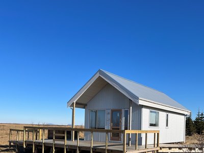 Das kleine, gemütliche Ferienhaus liegt inmitten der islädnischen Natur