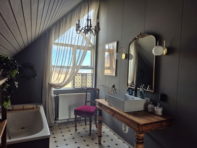 Washbasin and large mirror