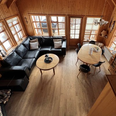 Gemütliches Wohnzimmer mit Couch und vielen Details