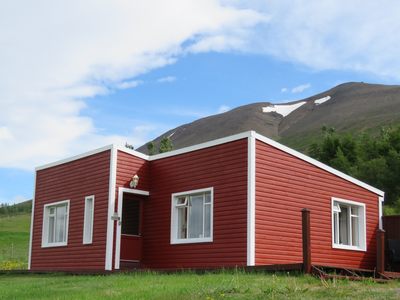 Die kleine Terrasse hat einen Holzkohlengrill und Gartenmöbel