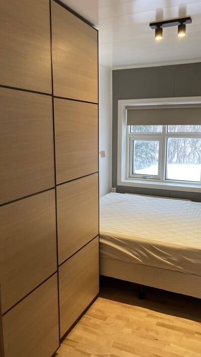 Helles Schlafzimmer mit Doppelbett