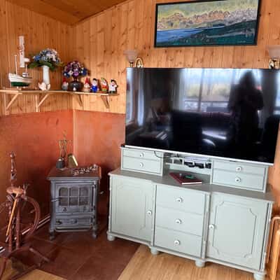 Wohnbereich mit Holzwänden und Flatscreen