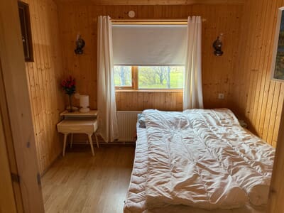 Lichtdurchflutetes Schlafzimmer