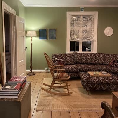 The living room was designed with a cozy atmosphere as the main focal point.