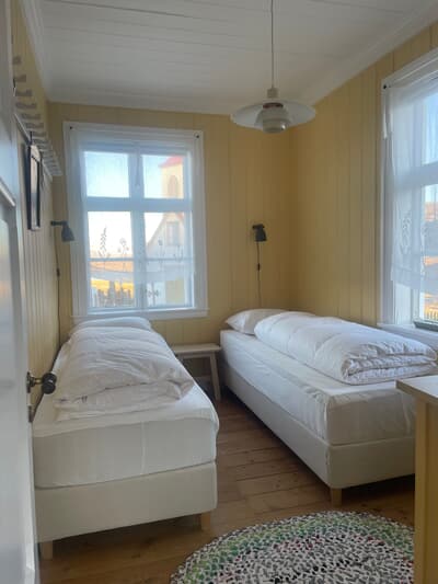 2 single beds (80x200cm)