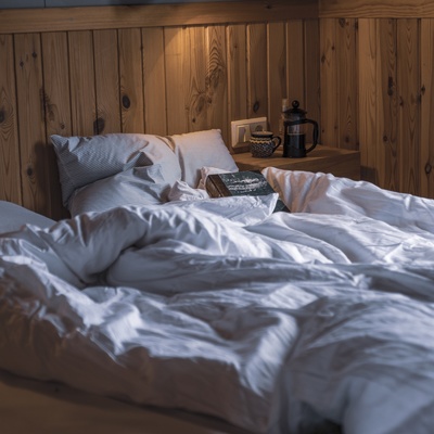 Holzvertäfeltes, modernes Schlafzimmer mit Doppelbett