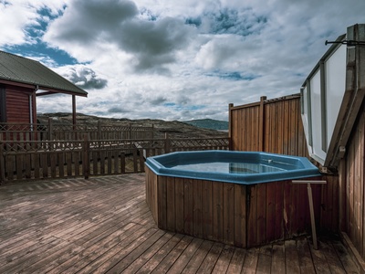 Bathtub with a view: the private hot tub on the large terrace invites you to relax