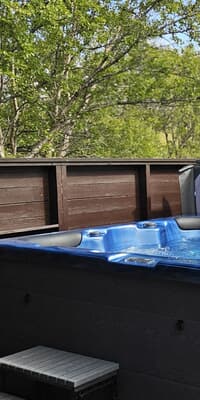 Like a small private spa: the terrace with hot tub, barbecue and a view of nature