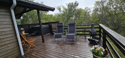 Everything is there for relaxing evenings: garden furniture, barbecue, hot tub