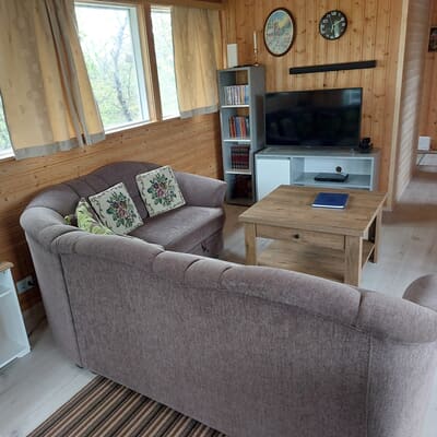 Für erholsame Abende: Wohnzimmer mit Couch und Flatscreen