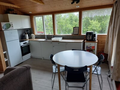 Küche mit Kühlschrank, Herd und Mikrowelle