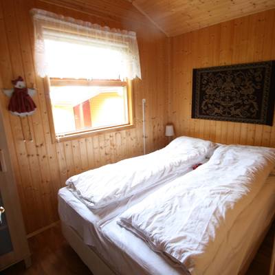 Kleines Schlafzimmer mit Fenster und Doppelbett