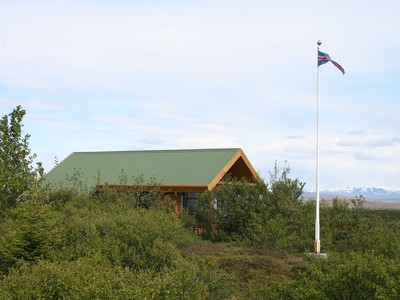 The house is idyllically surrounded by trees