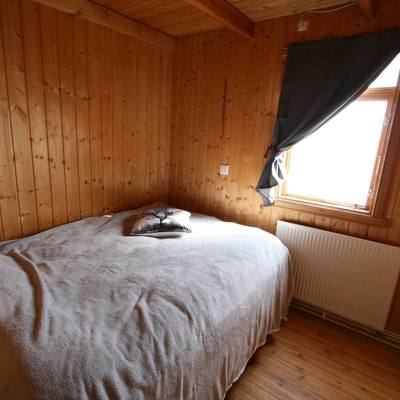 Schlafzimmer im skandinavischen Stil mit einem Doppelbett