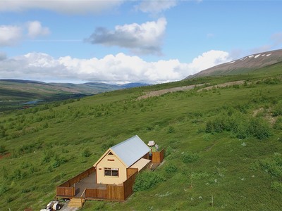 Das Haus liegt in einem kleinen Wald mit schöner Umgebung