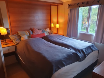 Das Doppelbett im Hauptschlafzimmer ist 160 x 200 cm groß.