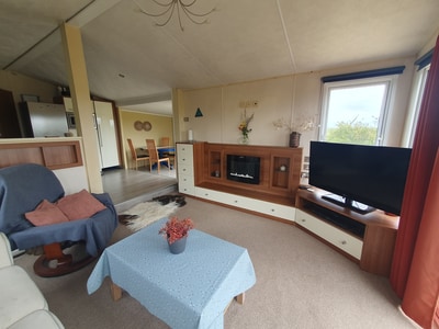 Wohnzimmer mit elektrischem Kamin, TV und WLAN