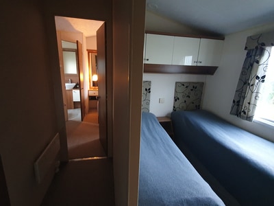 Doppel-/Zweibettzimmer mit zwei Einzelbetten. Zwei 60 x 200 cm große Betten