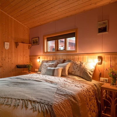 To dream: Cozy bedroom with double bed
